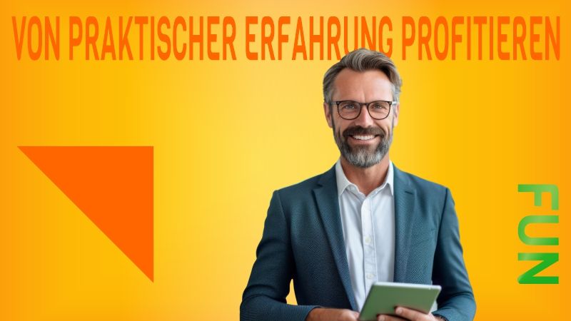 Mann (mittleres Alter) mit Brille, Vollbart, Hemd und Sakko, hält ein Tablet in Händen und lächelt. Slogan: Von praktischer Erfahrung profitieren.