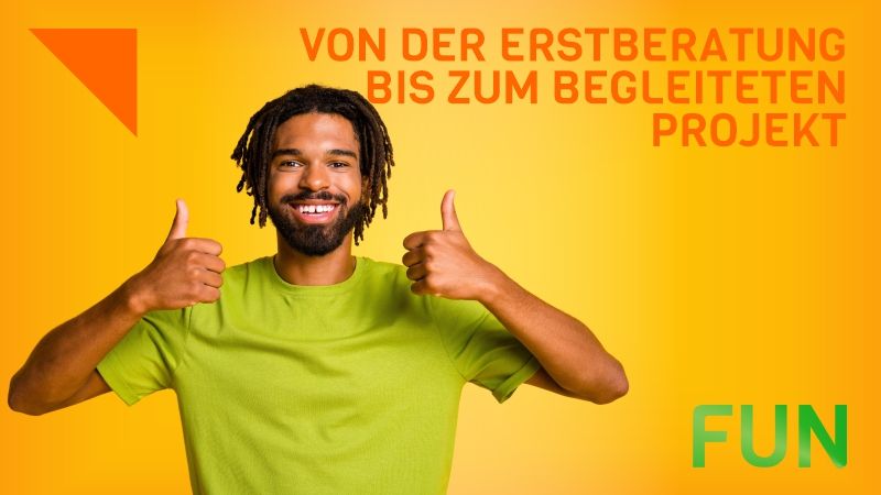 Junger Mann zeigt beide Daumen nach oben. Slogan: Von der Erstberatung bis zum begleiteten Projekt.