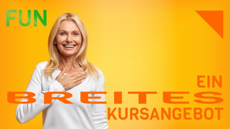 Eine Fau, blondes Haar, helles Shirt, hält Ihre Hand auf den Brustkorb und lächelt. Slogan: Ein breites Angebot.