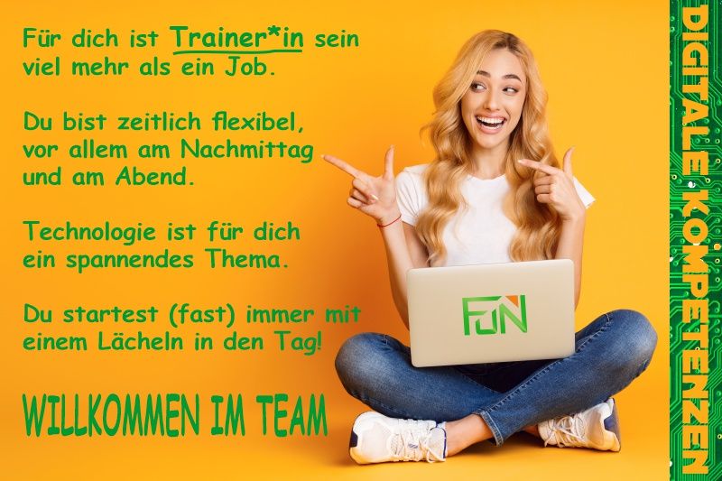 Frau sitz am Boden mit einem Laptop, lacht und zeigt auf den Text: Für dich ist Trainer*in sein viel mehr als ein Job.  Du bist zeitlich flexibel, vor allem am Nachmittag und am Abend. Technologie ist für dich ein spannendes Thema. Du startest (fast) immer mit einem Lächeln in den Tag! 