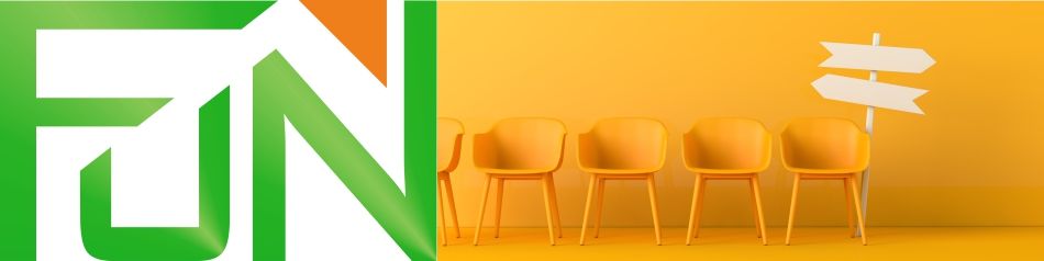 Unser Logo, daneben eine Reihe gelber Sessel vor gelben Hintergrund und zwei Wegweiser ohne Beschriftung