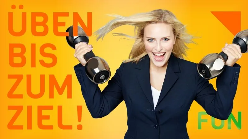 Eine strahlende Frau mit schwarzem Sakko, stemmt zwei gro&szlig;e Hanteln. Slogan: &Uuml;ben bis zum Ziel!