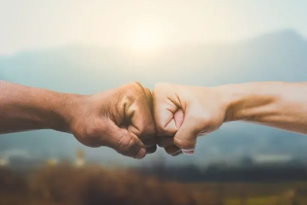 Zwei F&auml;uste aneinander - als Symbol f&uuml;r Freundschaft
