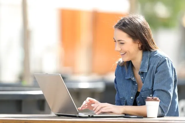 Frau am Laptop schreibend