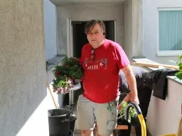 Walter Vanicek mit den ersten Blumen