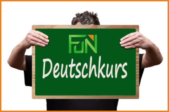Person hält grüner Tafel, beschrieben mit "FUN Deutschkurs"