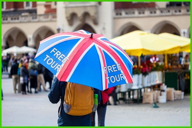 Person mit Regenschirm mit UK-Flaggenmuster