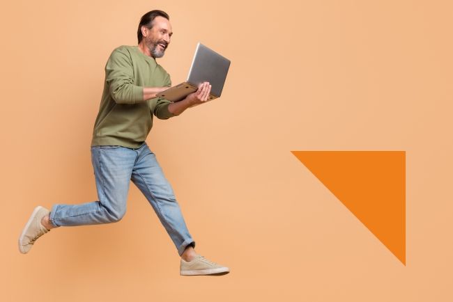 laufender Mann mit Laptop im Arm und orangenen Pfeil nach oben zeigend