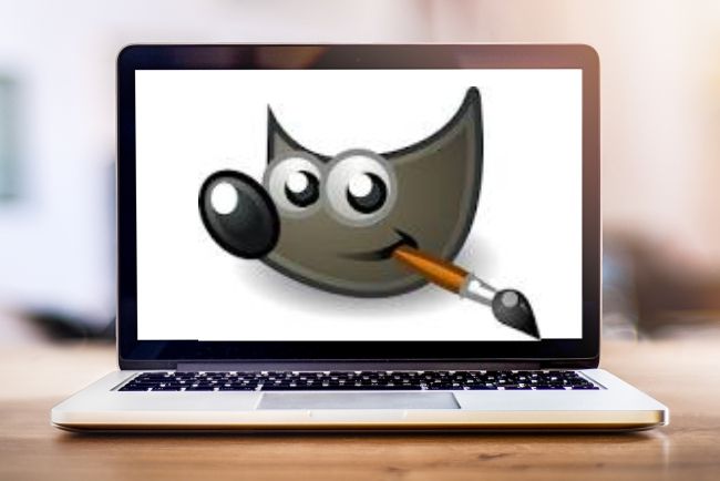 Laptop mit GIMP Logo am Bildschirm