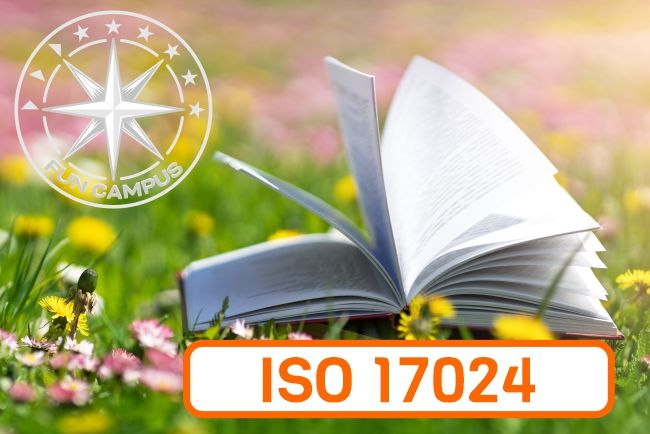 Ein Buch, aufgeschlagen, liegt auf einer Wiese. Zusätzlich ein Windrose mit der Beschriftung FUN CAPUS und der Hinweis, dass es sich um eine ISO 17024 Zertifizierung handelt.