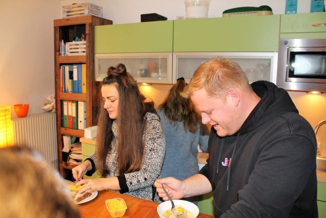 Teammeeting mit Suppe, Brot und Aufstrichen.